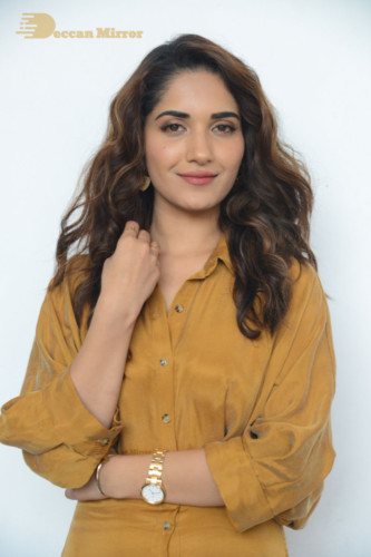 Ruhani Sharma (38)