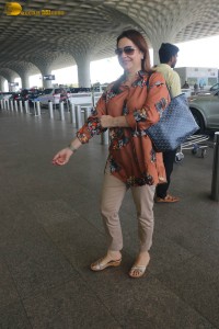 Cricket Legend Sachin Tendulkar spotted with his wife Anjali at Airport