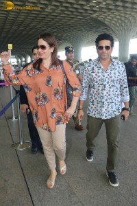 Cricket Legend Sachin Tendulkar spotted with his wife Anjali at Airport