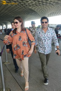 Cricket Legend Sachin Tendulkar spotted with his wife Anjali at Airport