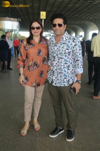 Cricket Legend Sachin Tendulkar spotted with his wife Anjali at Airport