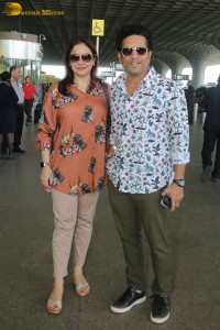Cricket Legend Sachin Tendulkar spotted with his wife Anjali at Airport