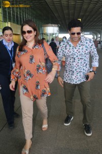 Cricket Legend Sachin Tendulkar spotted with his wife Anjali at Airport
