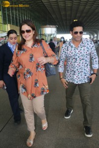 Cricket Legend Sachin Tendulkar spotted with his wife Anjali at Airport
