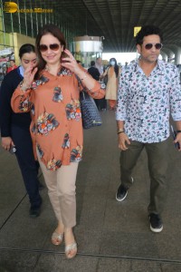 Cricket Legend Sachin Tendulkar spotted with his wife Anjali at Airport