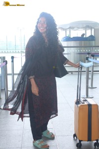 actress Sai Pallavi dressed casually in salwar dress at mumbai airport