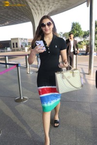 actress saiee manjrekar hot looks at mumbai airport