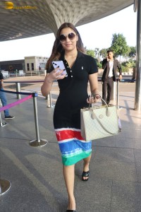actress saiee manjrekar hot looks at mumbai airport