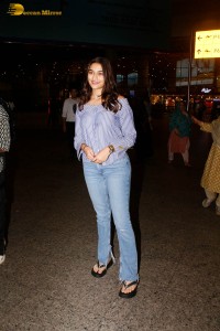 Indian actress saiee manjrekar shows off hour glass figure in denim jeans