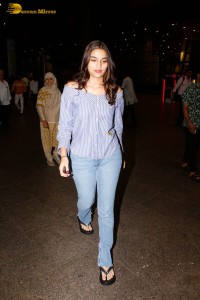 Indian actress saiee manjrekar shows off hour glass figure in denim jeans