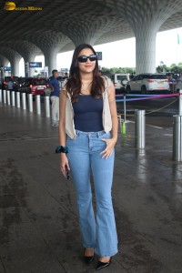 actress saiee manjrekar red-hot looks in a black top and denim jeans