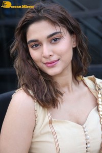 Actress Saiee Manjrekar cute photoshoot