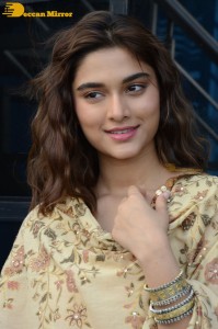 Actress Saiee Manjrekar cute photoshoot