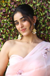 actress sakshi vaidya cute looks in a shoulderless blouse and saree