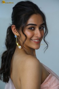 actress sakshi vaidya cute looks in a shoulderless blouse and saree