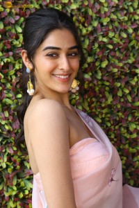 actress sakshi vaidya cute looks in a shoulderless blouse and saree
