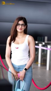 actress sakshi malik sexy in a white top and denim jeans
