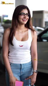 actress sakshi malik sexy in a white top and denim jeans