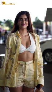 actress sakshi malik sexy in a revealing top