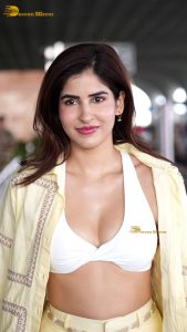 actress sakshi malik sexy in a revealing top