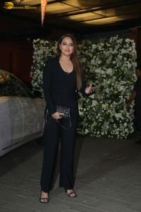 Salman Khan Birthday Bash attended by Tabu, Sangeeta Bijlani, Riteish and Genelia Deshmukh, and others