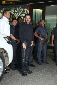 Salman Khan Birthday Bash attended by Tabu, Sangeeta Bijlani, Riteish and Genelia Deshmukh, and others