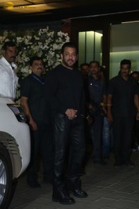Salman Khan Birthday Bash attended by Tabu, Sangeeta Bijlani, Riteish and Genelia Deshmukh, and others