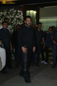 Salman Khan Birthday Bash attended by Tabu, Sangeeta Bijlani, Riteish and Genelia Deshmukh, and others