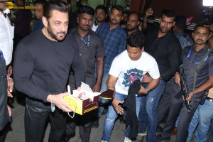 Salman Khan Birthday Bash attended by Tabu, Sangeeta Bijlani, Riteish and Genelia Deshmukh, and others