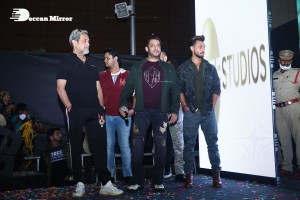 Salman Khan thanks his fans in Hyderabad for receiving Antim positively