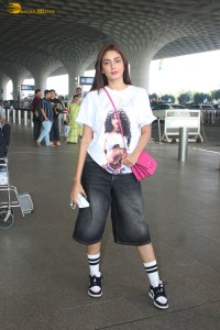 actress sana makbul cute in white t-shirt and denim jeans