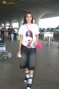 actress sana makbul cute in white t-shirt and denim jeans