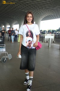 actress sana makbul cute in white t-shirt and denim jeans