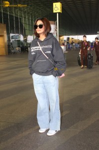 Indian actress Sana Makbul chic look in denim jeans at mumbai airport