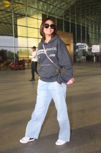 Indian actress Sana Makbul chic look in denim jeans at mumbai airport