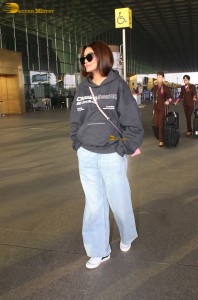 Indian actress Sana Makbul chic look in denim jeans at mumbai airport