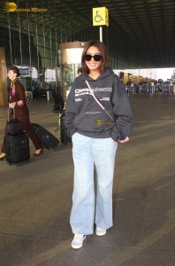 Indian actress Sana Makbul chic look in denim jeans at mumbai airport