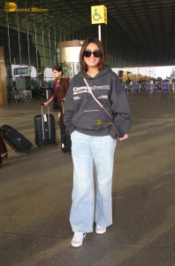 Indian actress Sana Makbul chic look in denim jeans at mumbai airport