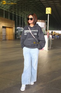 Indian actress Sana Makbul chic look in denim jeans at mumbai airport