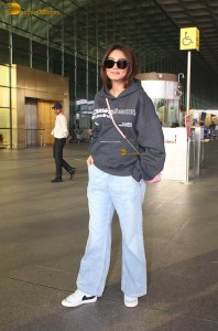Indian actress Sana Makbul chic look in denim jeans at mumbai airport