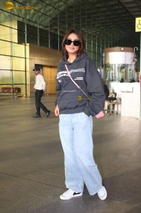 Indian actress Sana Makbul chic look in denim jeans at mumbai airport