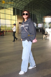 Indian actress Sana Makbul chic look in denim jeans at mumbai airport