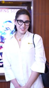 actress sara ali khan cute in a white shirt