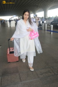 actress Sara Ali Khan pretty in a white salwar dress