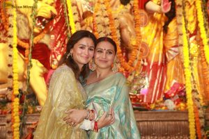 Sarbojanin Durga Puja 2025 attended by Kajol, Ajay Devgn, Tanishaa, Rani Mukerji, Alia Bhatt, and others