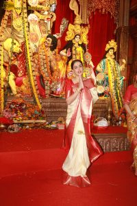 Sarbojanin Durga Puja 2025 attended by Kajol, Ajay Devgn, Tanishaa, Rani Mukerji, Alia Bhatt, and others