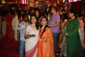 Sarbojanin Durga Puja 2025 attended by Kajol, Ajay Devgn, Tanishaa, Rani Mukerji, Alia Bhatt, and others