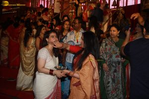 Sarbojanin Durga Puja 2025 attended by Kajol, Ajay Devgn, Tanishaa, Rani Mukerji, Alia Bhatt, and others