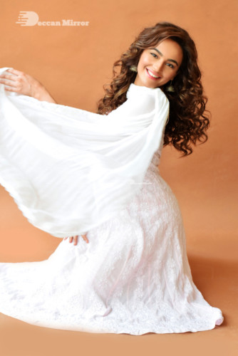 Model and Telugu Actress Seerat Kapoor photoshoot in white salwar dress