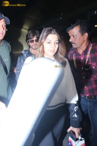 Bollywood superstar shah rukh khan spotted at mumbai airport on dec 3, 2022